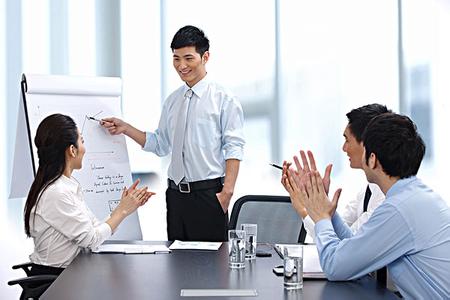 以上“匯總介紹公司股權(quán)轉(zhuǎn)讓時(shí)應(yīng)注意問(wèn)題”全部?jī)?nèi)容，變更股東方面不明白之處可以直接在頁(yè)面右側(cè)咨詢(xún)客服、或者24小時(shí)服務(wù)熱線(xiàn)電話(huà)進(jìn)行咨詢(xún)。 