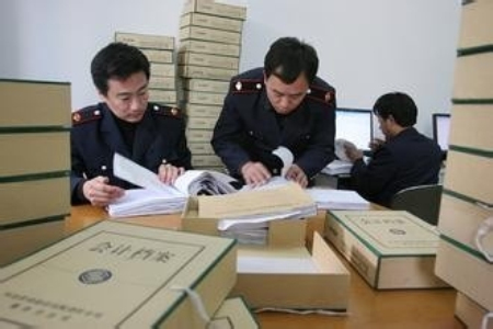 稅務人員進行稽查