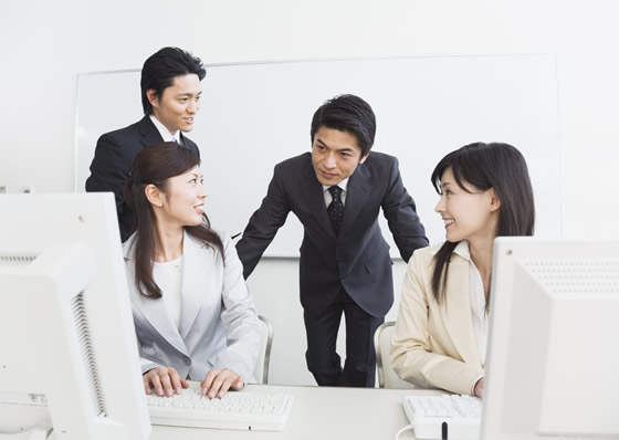 公司團隊在商討方案